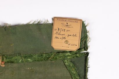 Lot composé de six fragments de velours :
-...