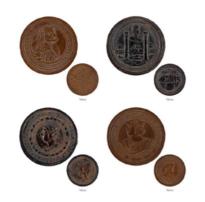 Lot de quatre pions de trictrac en bois à...