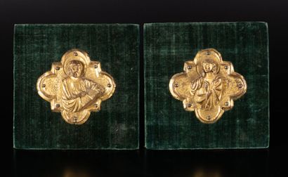 Deux plaquettes de forme quadrilobée en cuivre...