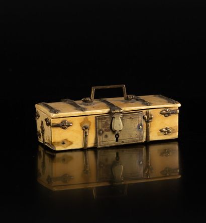 Coffret en ivoire avec pentures, cornières...