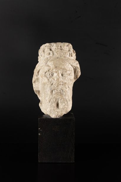 Tête de roi barbu en pierre calcaire sculptée....