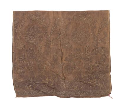 Lot composé de six fragments de tissus :
-...