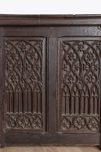 Coffre en chêne sculpté. Façade à cinq panneaux,...