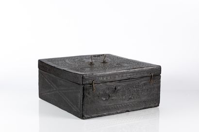 Coffret à âme en bois recouvert de cuir ciselé....