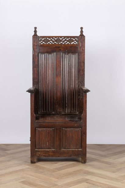 Chaire à haut dossier en chêne sculpté avec...