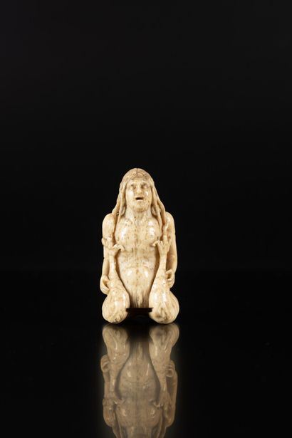Rare secouette ? en os sculpté en ronde-bosse...