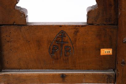 Caquetoire en noyer sculpté. Supports des...