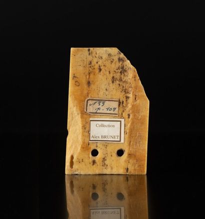 Plaquette en os sculpté représentant un homme...