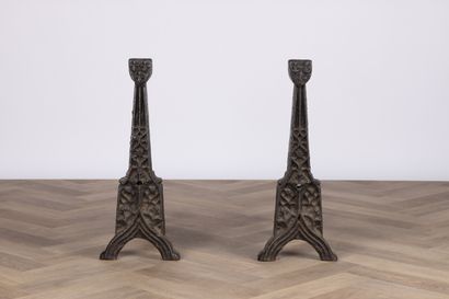 Paire de landiers en fonte à décor de remplages...