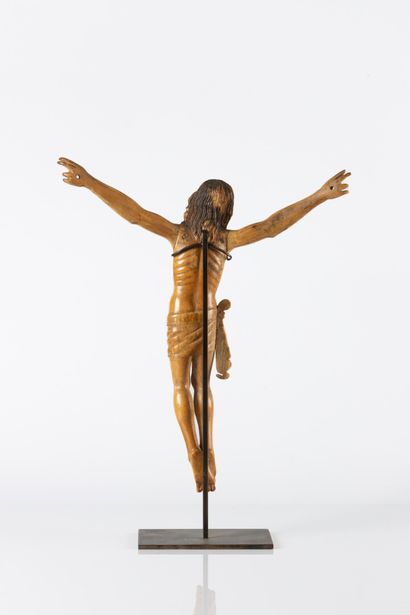 Grand Christ en ivoire sculpté avec rehauts...