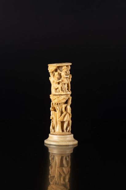 Elément en ivoire finement sculpté et ajouré...