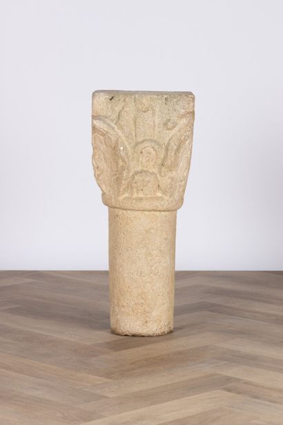 Chapiteau d'applique avec la partie supérieure...