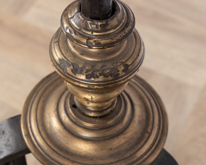 Torchère en fer forgé et laiton tourné. Piètement...