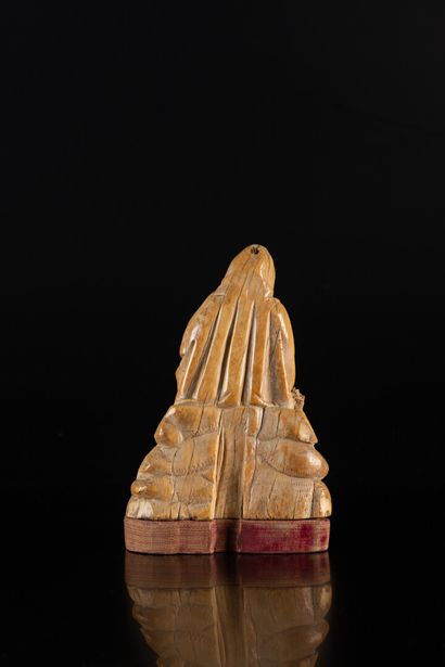 Vierge de Pitié en ivoire sculpté en ronde-bosse....