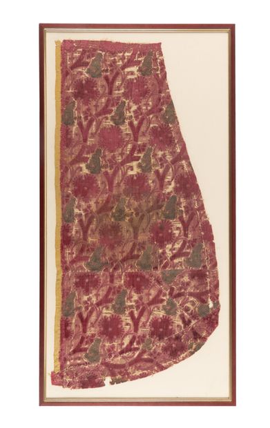 Fragment de velours de soie façonné et fils...