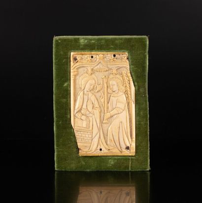 Plaque en ivoire sculpté représentant l'Annonciation...