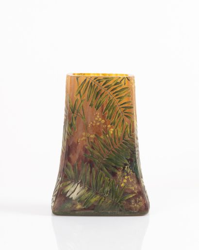 DAUM NANCY. Vase en verre, décor gravé de...