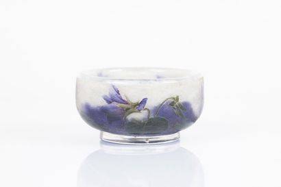 DAUM. Coupe miniature en verre, décor gravé...