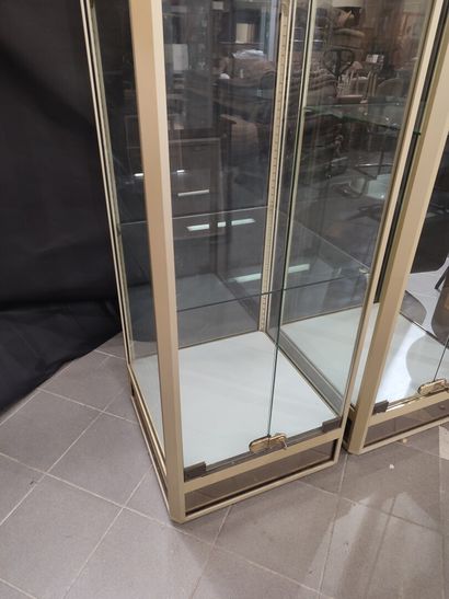 Paire de vitrines en verre, métal et laiton,...