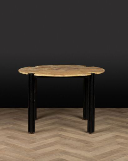 Table ronde, le piétement en acier laqué...
