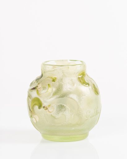 GALLE. Vase boule en verre gravé et émaillé...