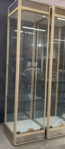 Paire de vitrines en verre, métal et laiton,...