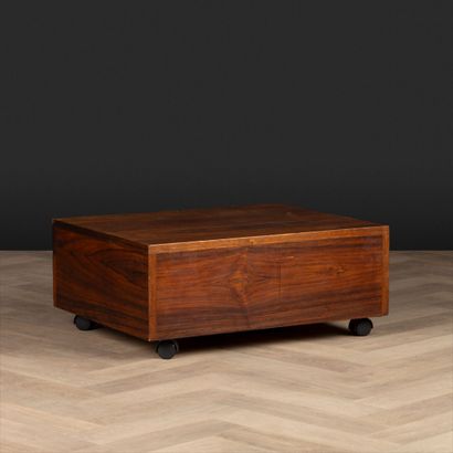 Petit meuble de rangement formant table basse...