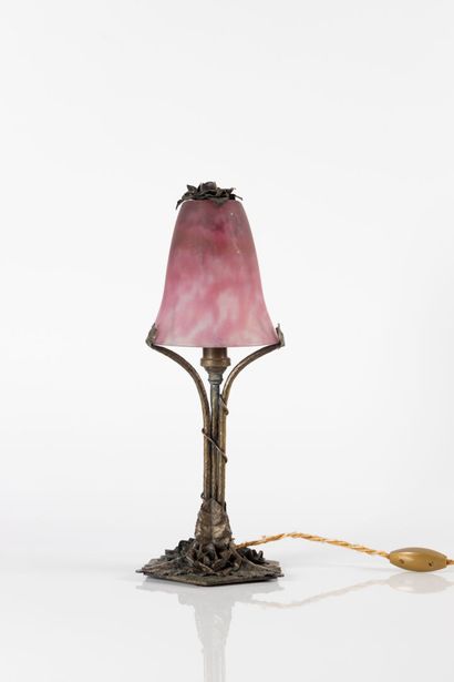 DAUM. Lampe champignon en verre marmoréen...
