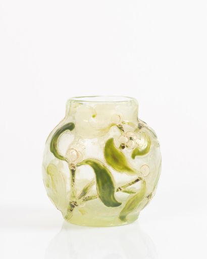 GALLE. Vase boule en verre gravé et émaillé...