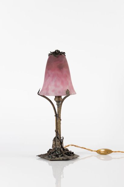 DAUM. Lampe champignon en verre marmoréen...