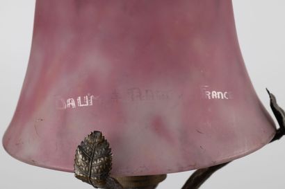 DAUM. Lampe champignon en verre marmoréen...