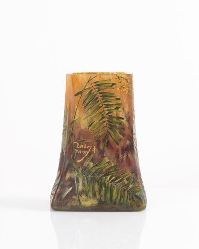 DAUM NANCY. Vase en verre, décor gravé de...