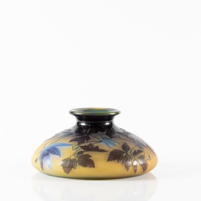 GALLE. Vase rond aplati en verre, décor gravé...