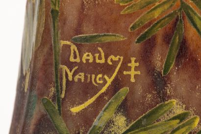 DAUM NANCY. Vase en verre, décor gravé de...