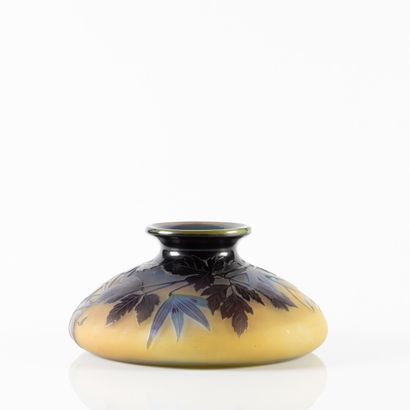 GALLE. Vase rond aplati en verre, décor gravé...