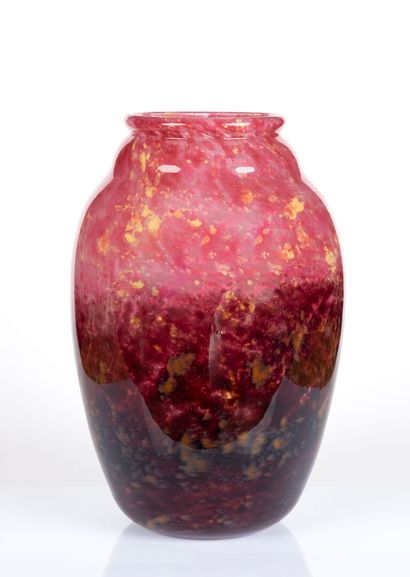 SCHNEIDER. Très important vase en verre marmoréen...