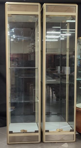Paire de vitrines en verre, métal et laiton,...