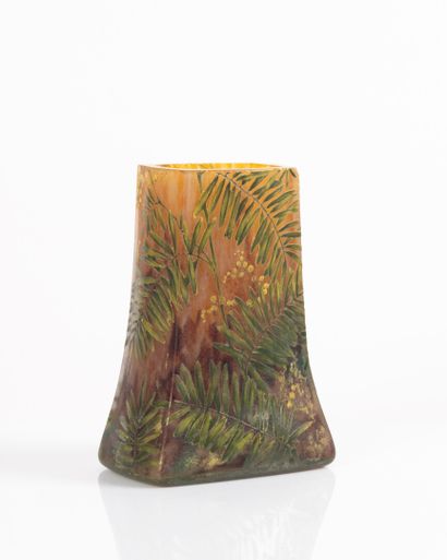 DAUM NANCY. Vase en verre, décor gravé de...