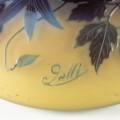 GALLE. Vase rond aplati en verre, décor gravé...