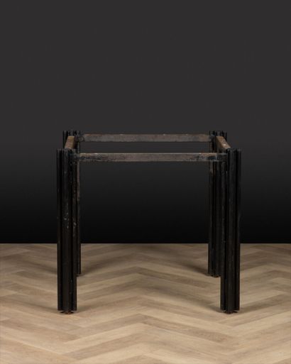 Table ronde, le piétement en acier laqué...