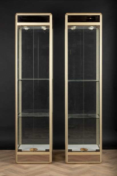 Paire de vitrines en verre, métal et laiton,...