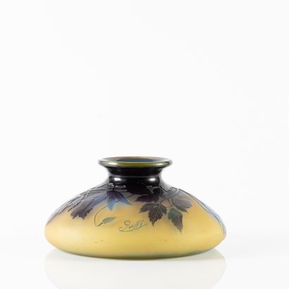 GALLE. Vase rond aplati en verre, décor gravé...