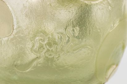GALLE. Vase boule en verre gravé et émaillé...