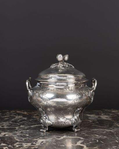 Sucrier en argent de forme ronde reposant...