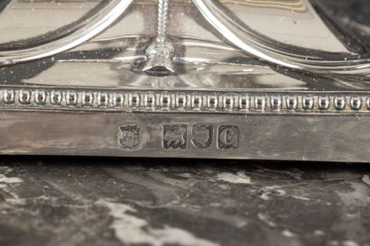Paire de flambeaux en argent en forme de...