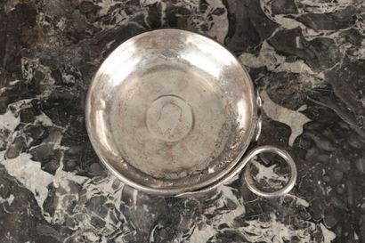 Tasse à vin en argent, le fond orné d'une...