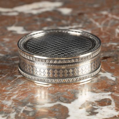 Boîte ronde en argent guilloché. Poinçon...