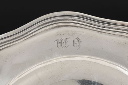 Plat rond à contours et filets forts en argent....