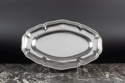 Plat ovale à contours en argent à filets....