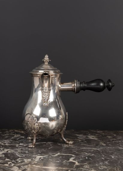 Verseuse en argent de forme balustre, reposant...